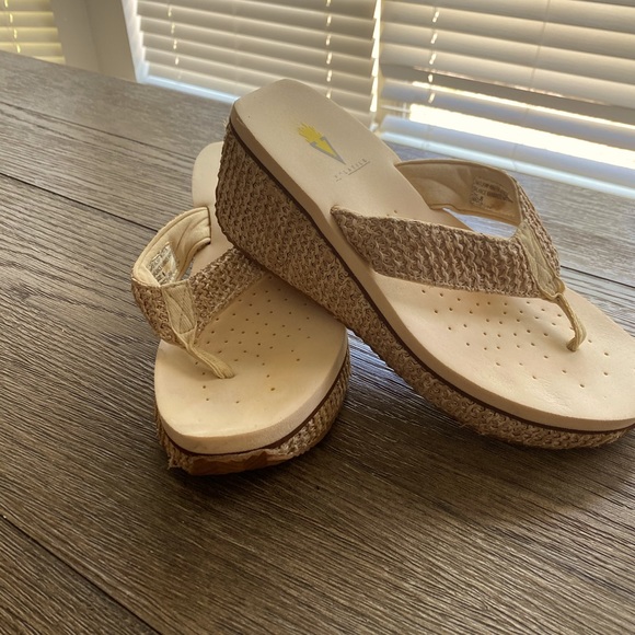 Volatile Women's Island Wedge Sandal, worn once! 8